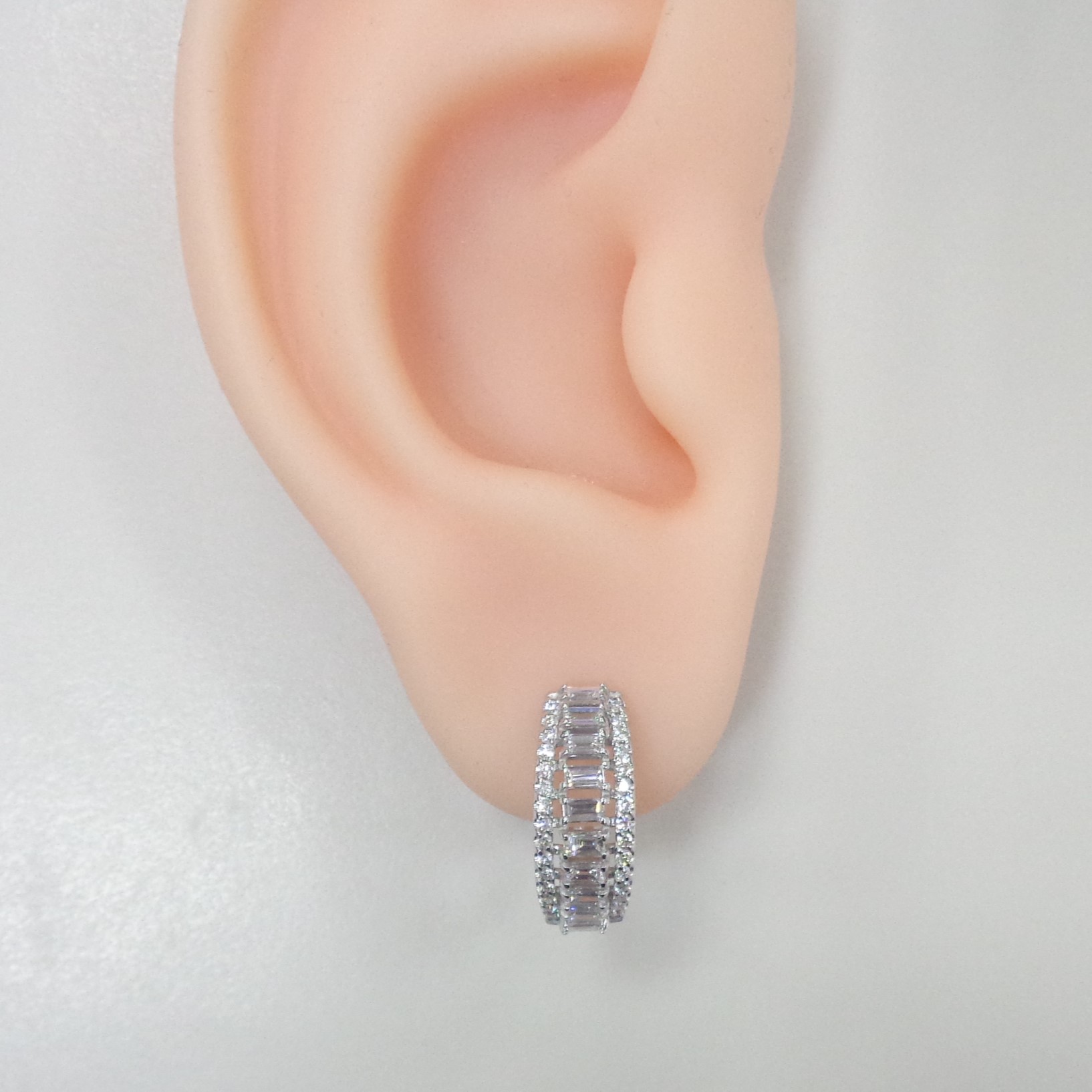 Серьги из белого золота с бриллиантами